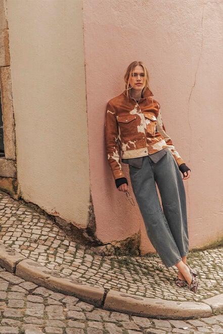 Chaqueta de cuero marrón con estampado de vaca