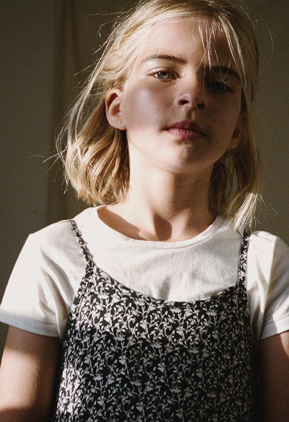 Trompe-l‘oeil-Kleid mit Flecken und integriertem T-Shirt