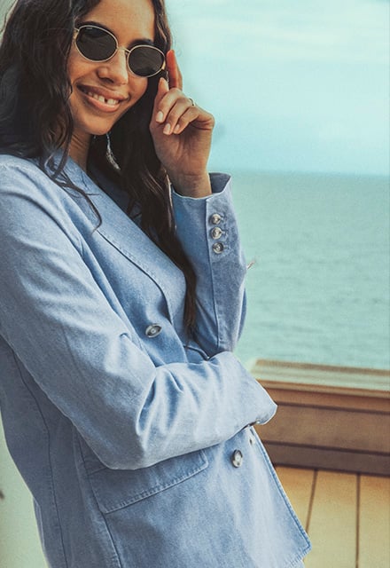 Chaqueta de traje azul de cambray con doble botonadura