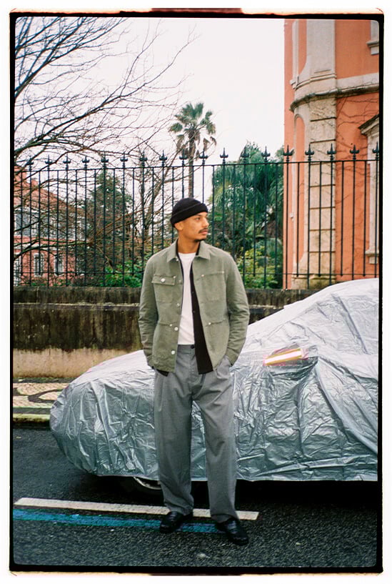 Chaqueta safari caqui con múltiples bolsillos