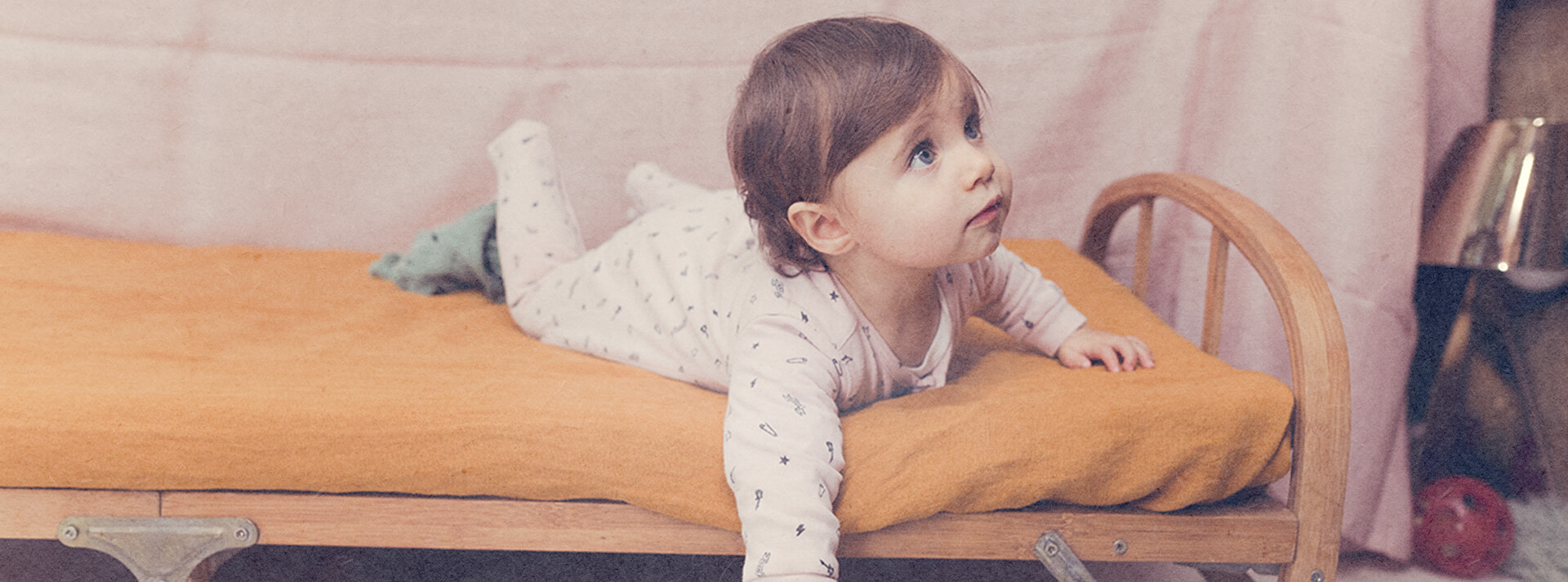 Bébé en body dans un lit