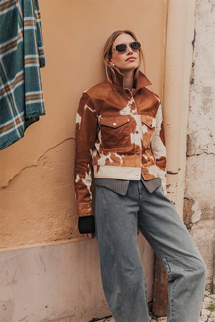 Chaqueta de cuero marrón con estampado de vaca