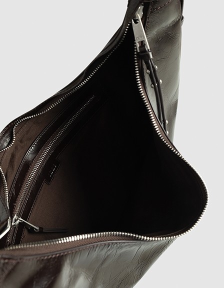 Bolso semiluna marrón cuero brillante Allane