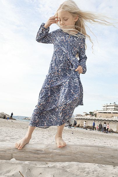 Lockeres, langes Mädchenkleid mit marineblauem Toile-de-Jouy-Print