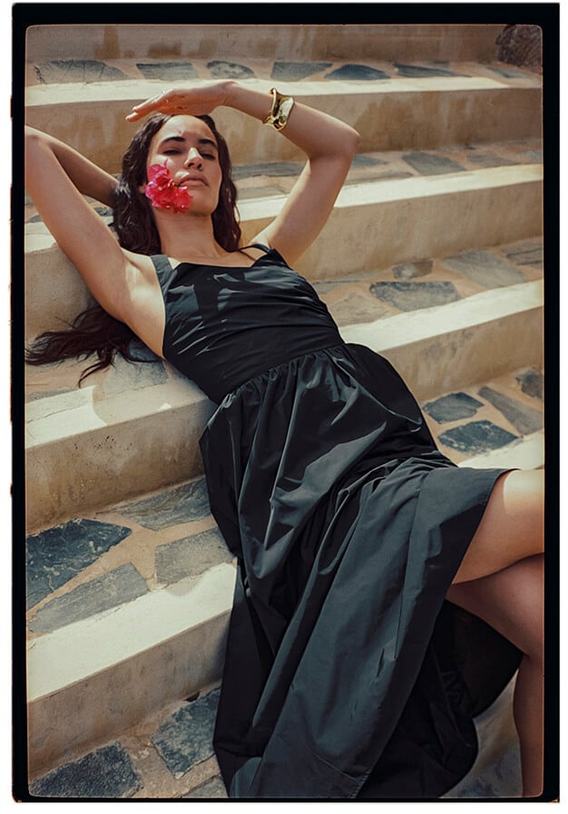 Elegante vestido negro de tafetán sin tirantes