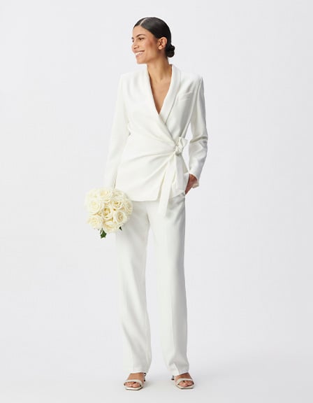 Weißes Sakko mit geknoteten Seiten 