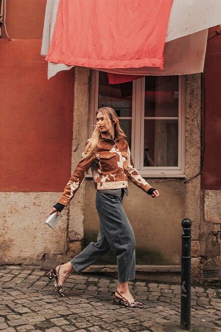 Chaqueta de cuero marrón con estampado de vaca