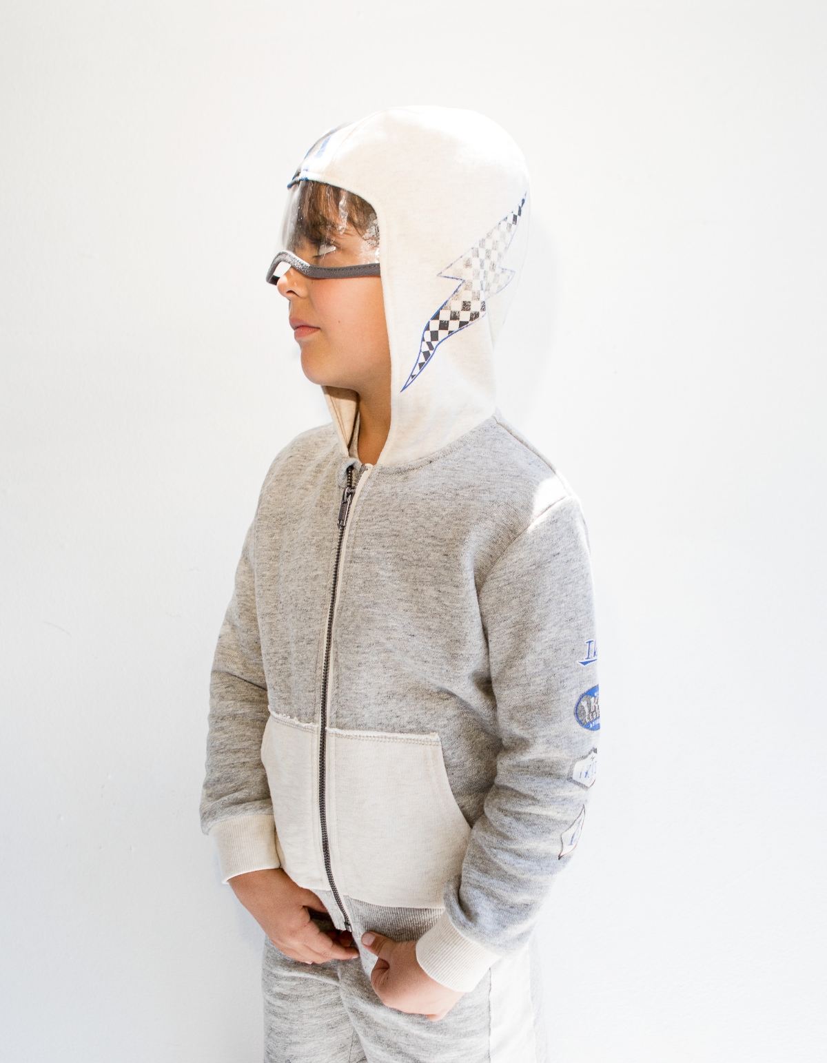 Cardigan gris et beige avec capuche à visière garçon