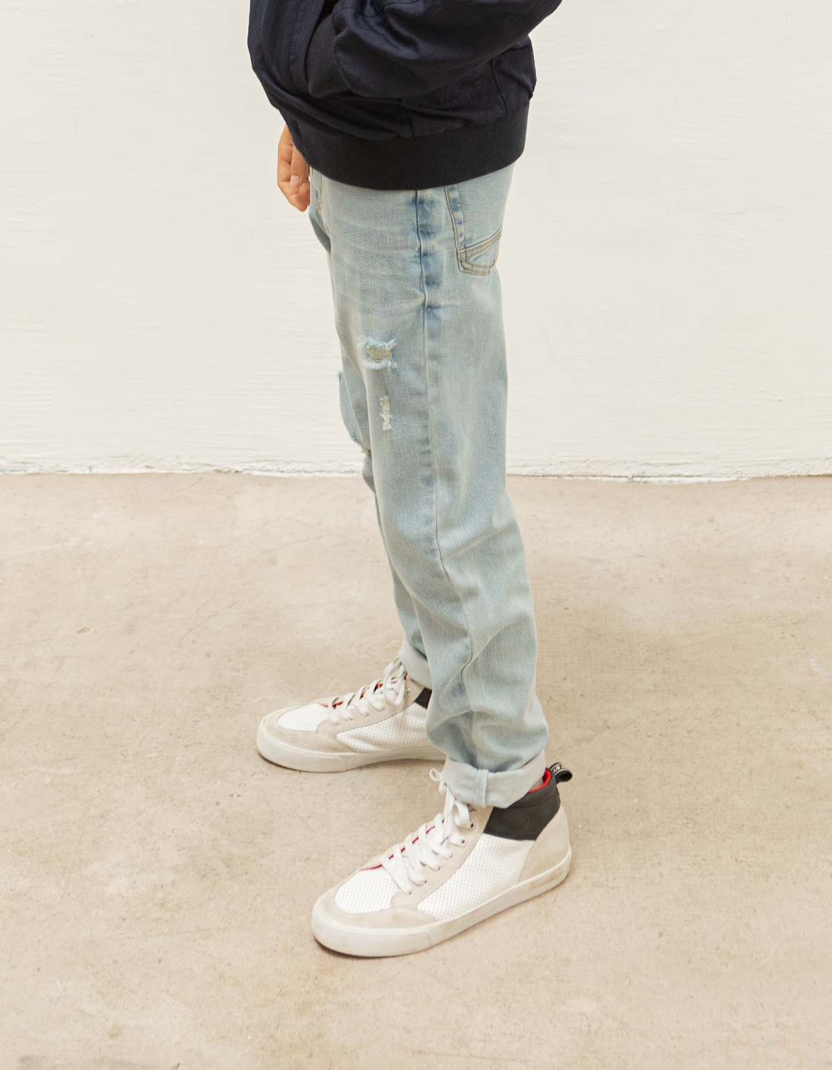 Blauwe rechte jeans slijtplekken jongens
