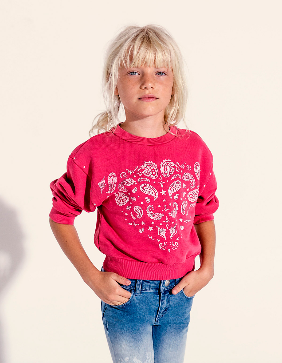 Fuchsia Mädchensweatshirt mit Paisleymotiv und Nieten