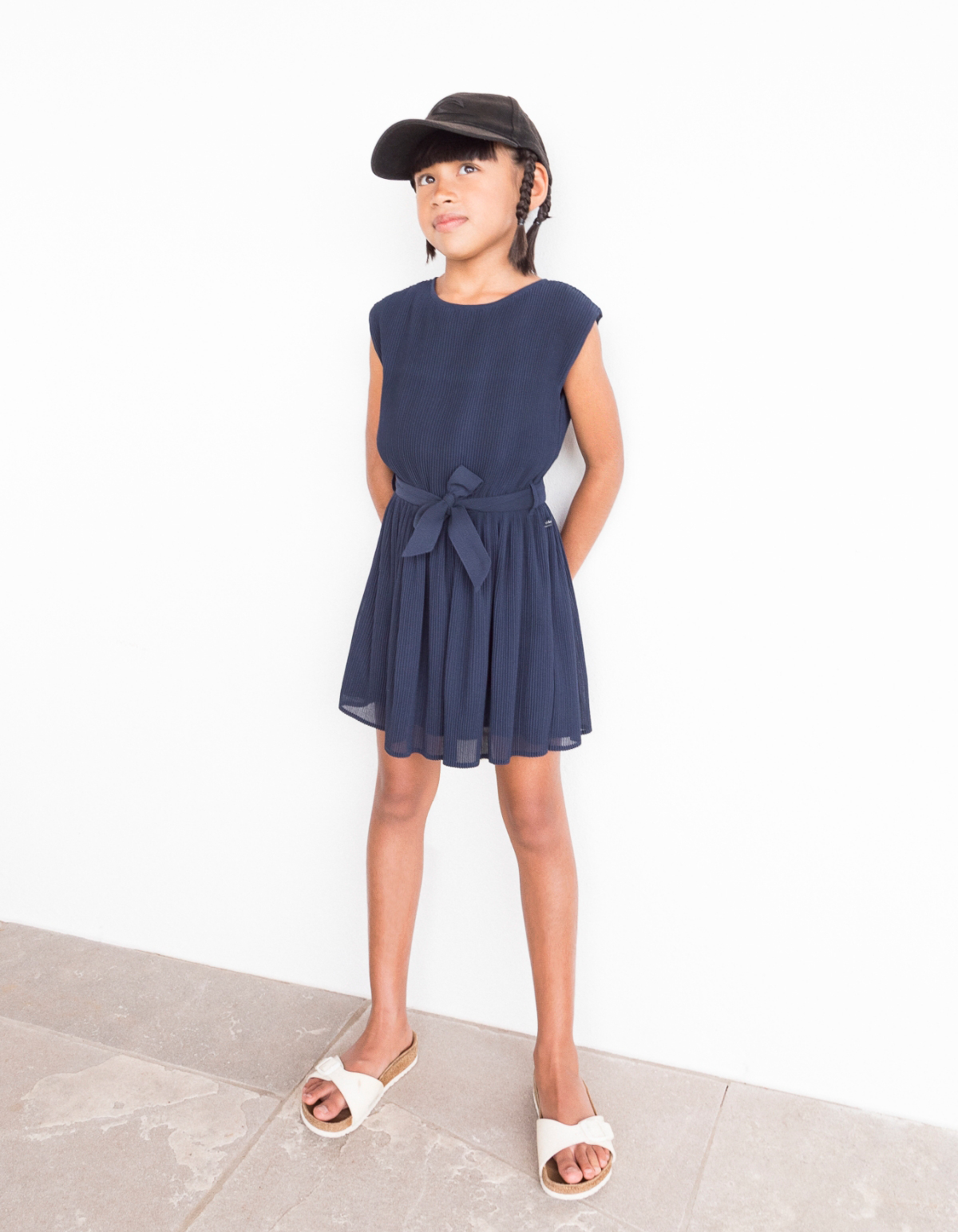 Robe marine plissée avec ceinture fille