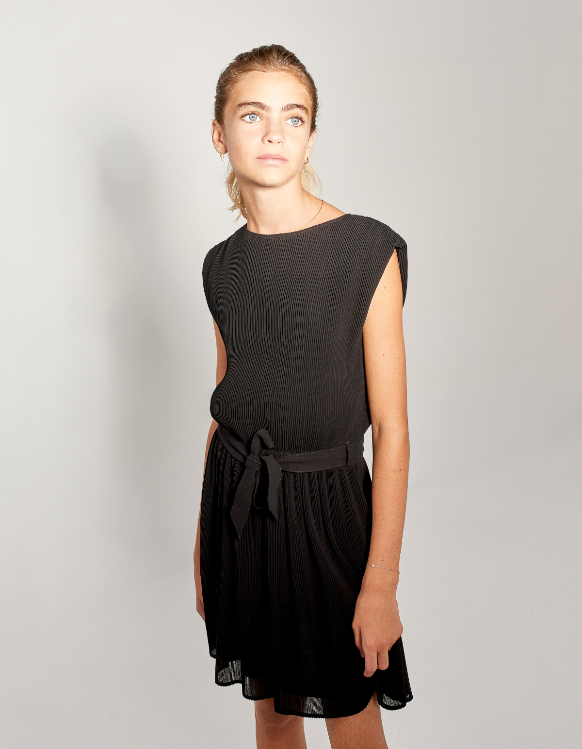 Robe noire plissée sans manches fille