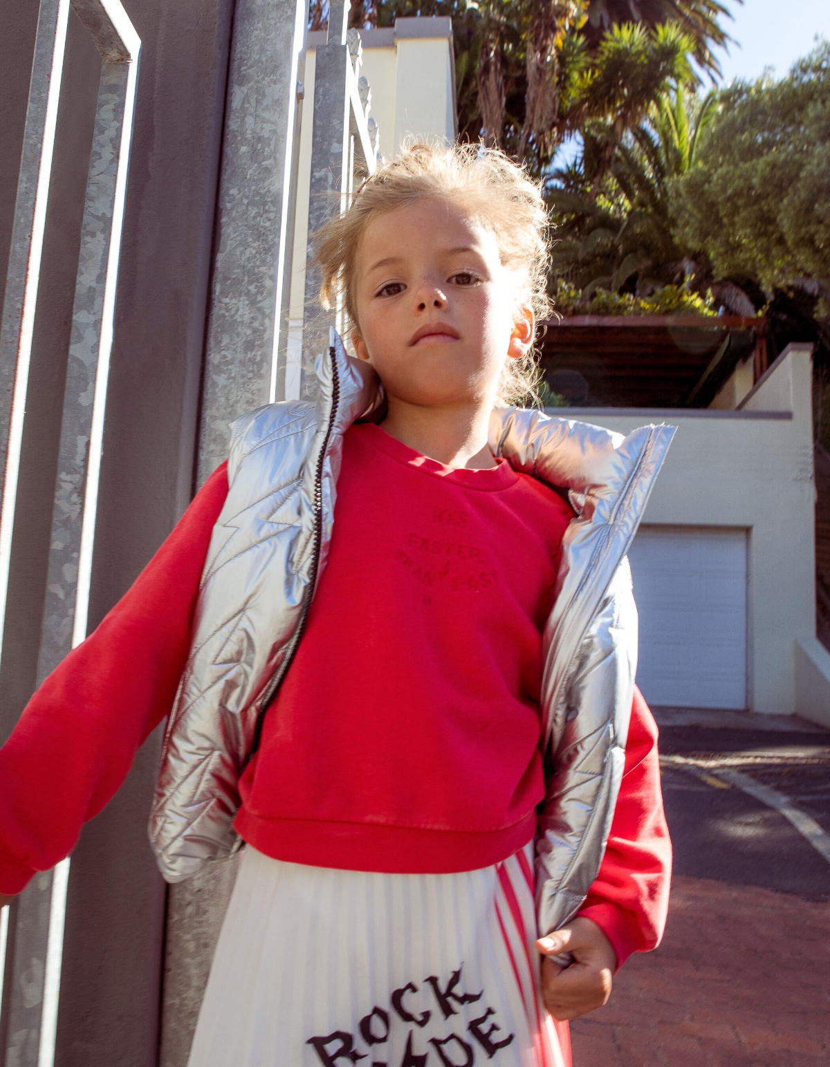 Sweat rouge blanchi brodé étoiles découpes épaules fille