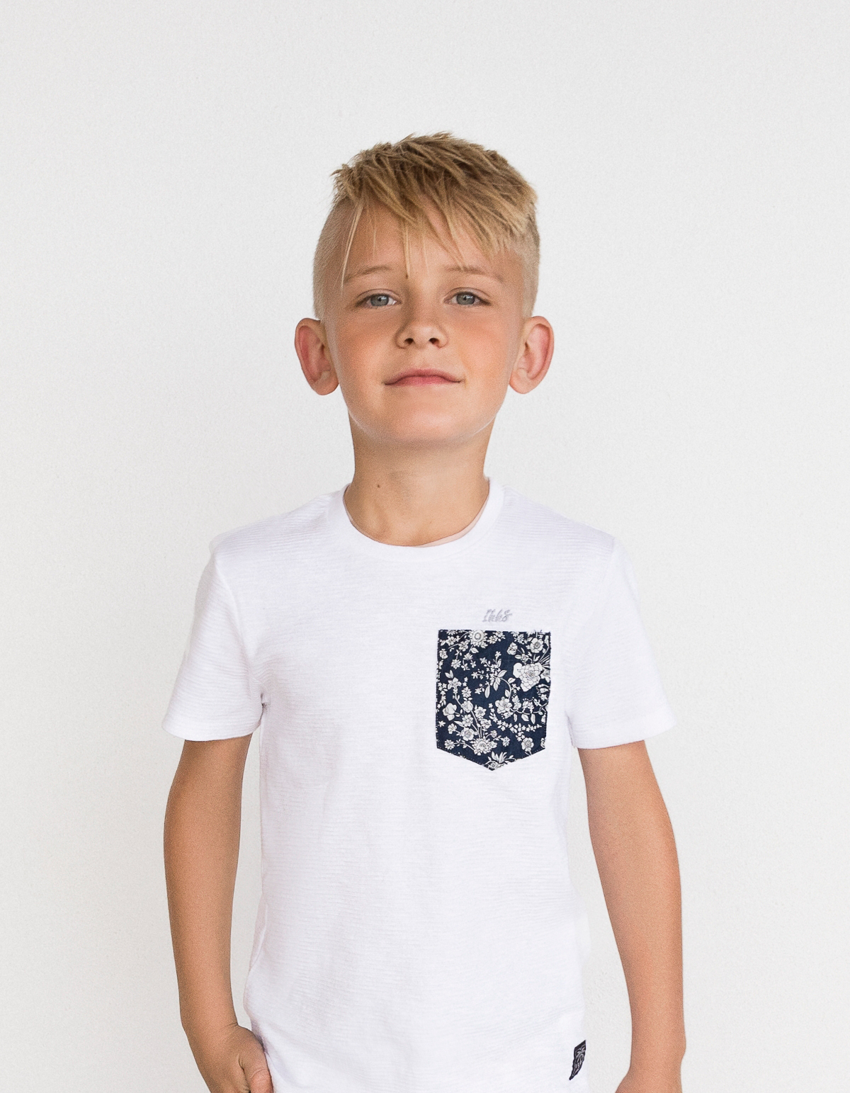 Weißes Jungen-T-Shirt mit Liberty®-Blumenprint