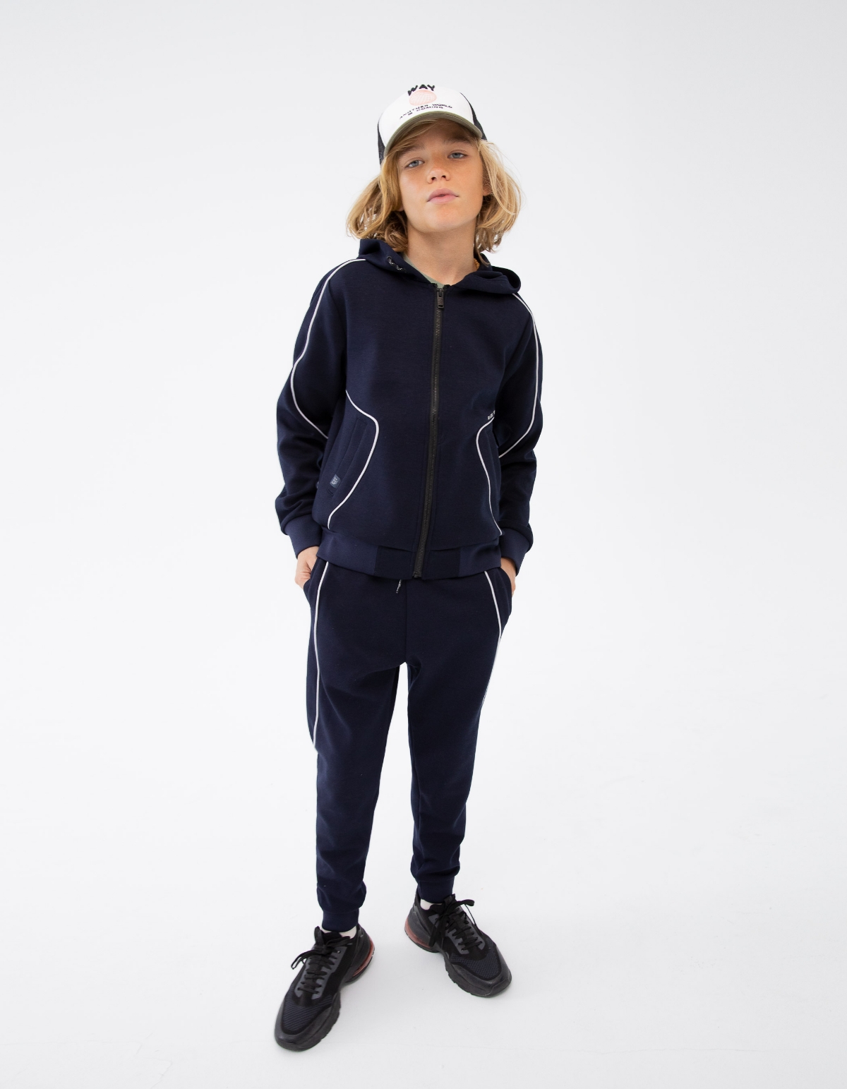 Jogging azul marino piping blanco niño