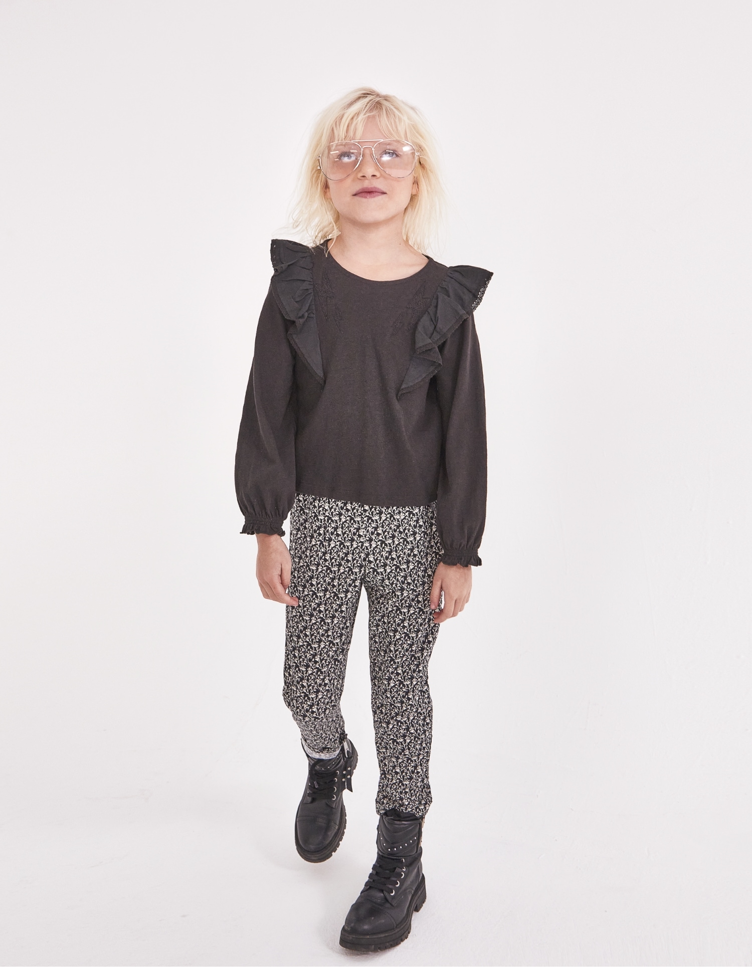 Lockere schwarze Mädchenhose aus Ecovero® mit Lilien-Print