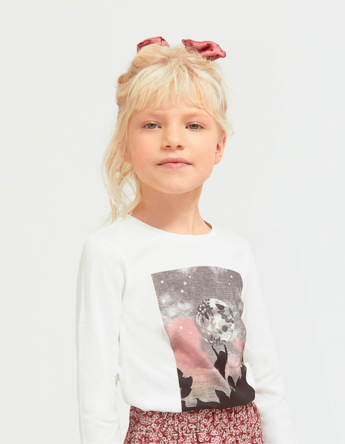 Cremeweißes Mädchenshirt mit Mädchen- und Mondmotiv