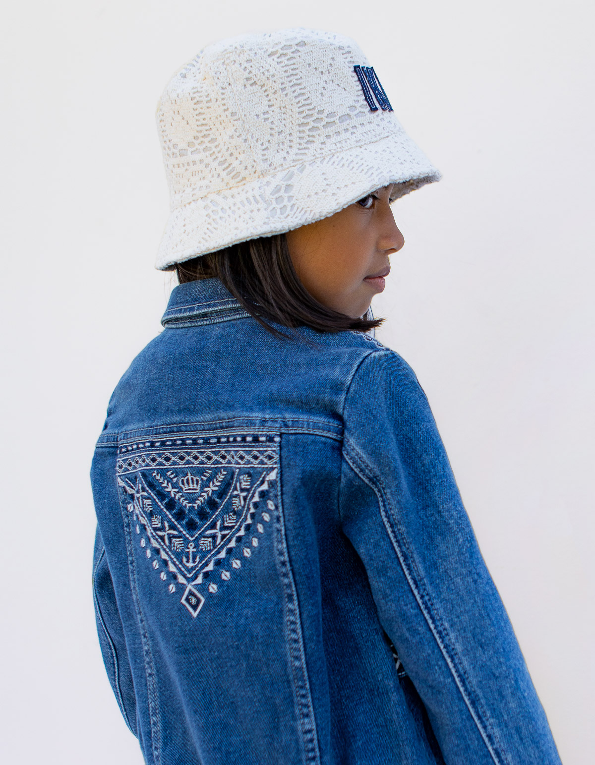 Blauw jeansjasje met borduursels meisjes