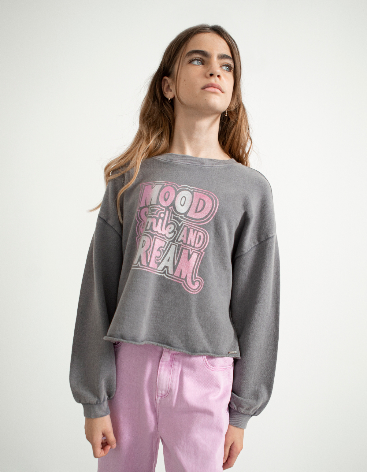 Sweater in afgewassen grijs met tekst meisjes