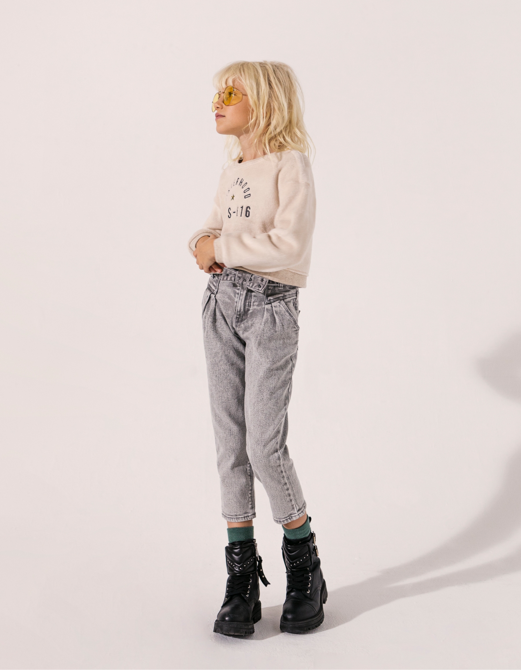 Girls’ light grey organic jeans with studded belt