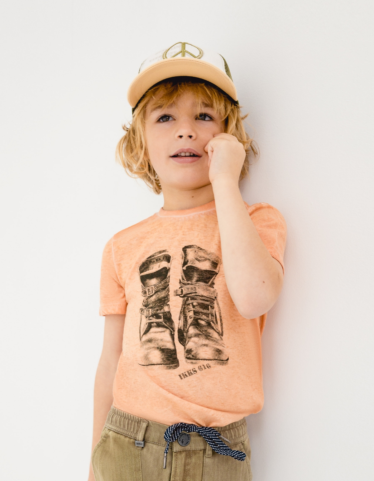 Dreifarbiges Jungen-Cap mit peace & love Stickmotiv