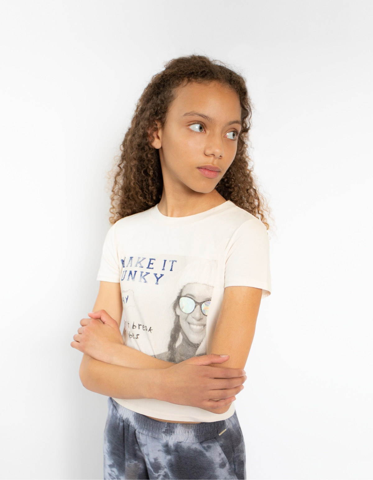 Girls’ mastic cropped T-shirt with girl image and slogan