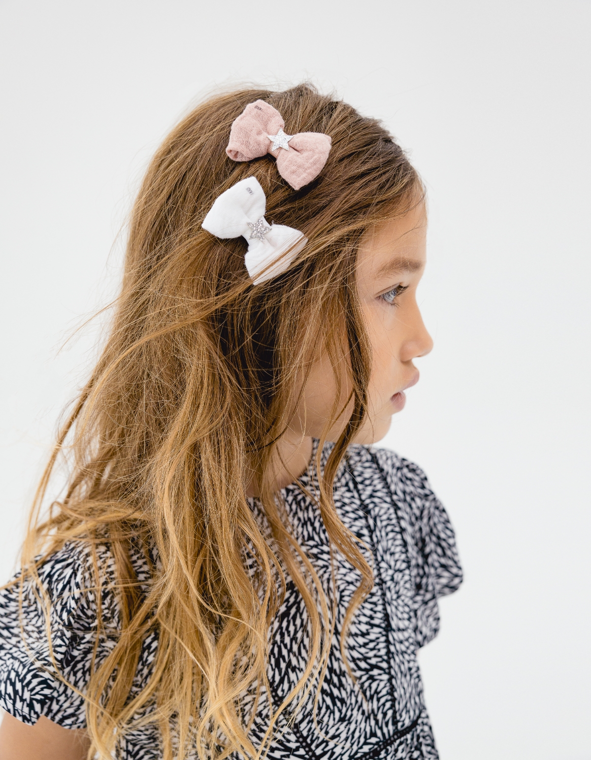 Girls’ pink and white bow snap hair clips