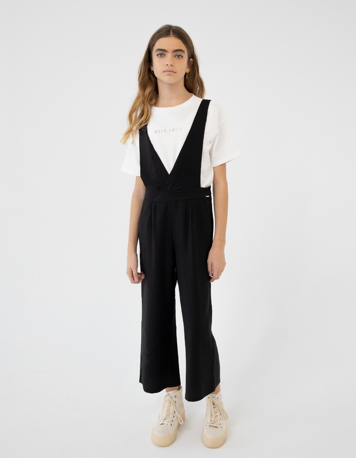 Conjunto mono negro y camiseta blanca niña