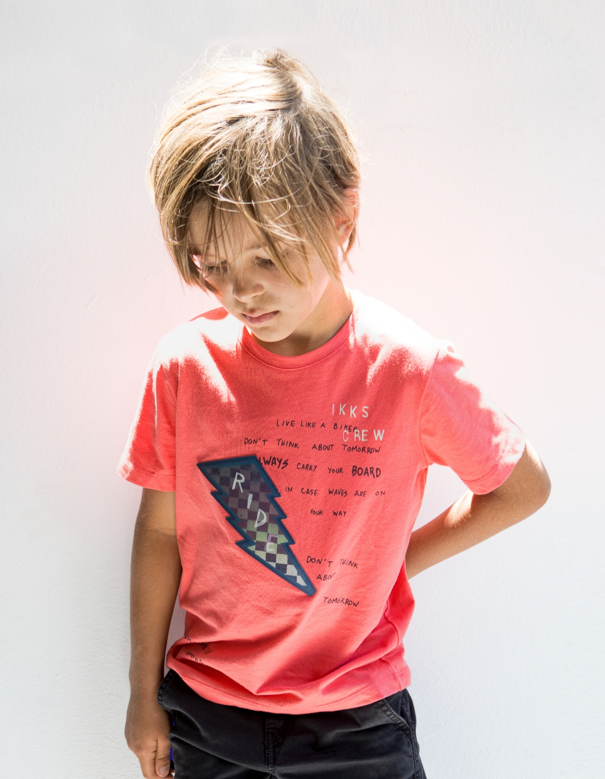 Camiseta roja algodón ecológico rayo gafas niño