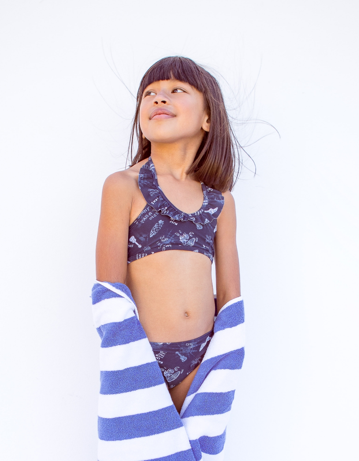 Marineblauer Mädchenbikini mit Surf-Rocker-Print