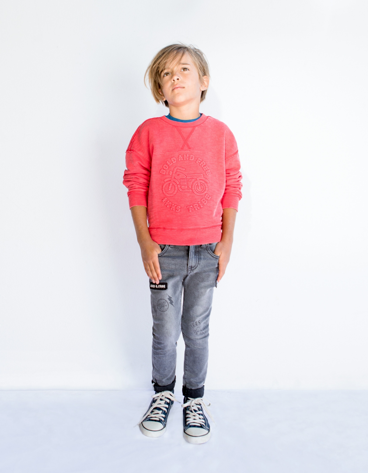 Graue Skinny-Jungenjeans mit Patches