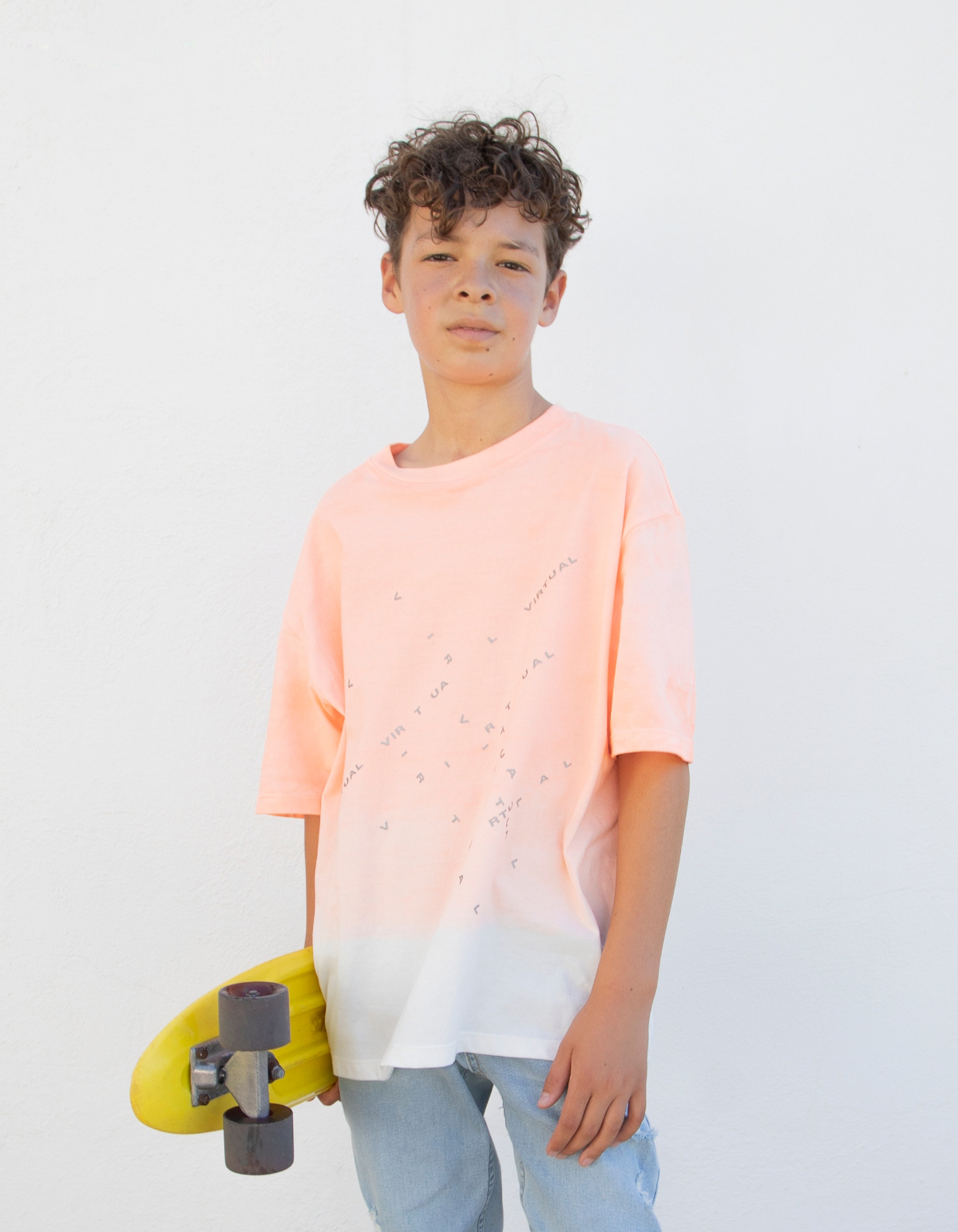 Fluo-oranje T-shirt deep dye met letters jongens