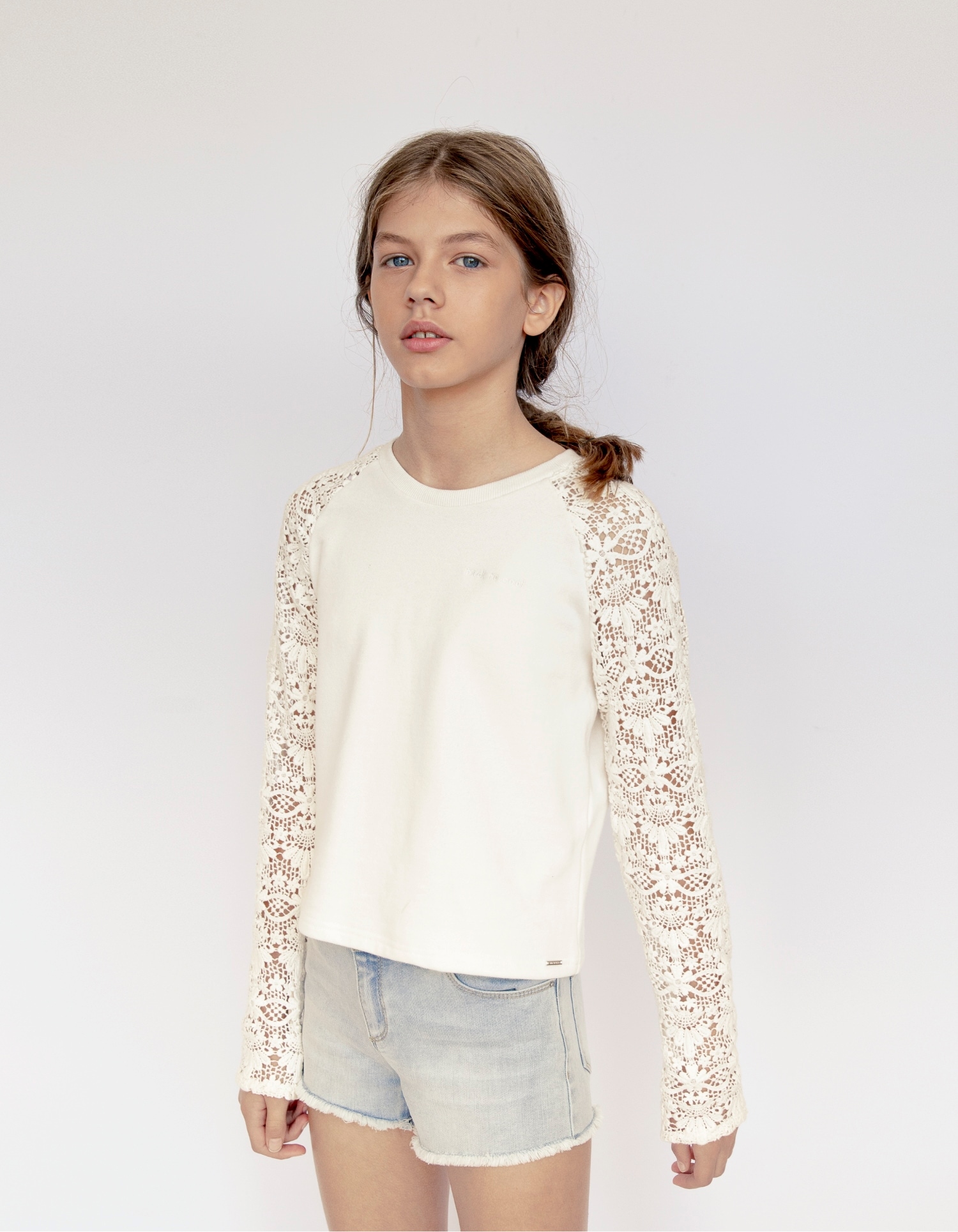 Girls’ ecru sweatshirt with lace sleeves