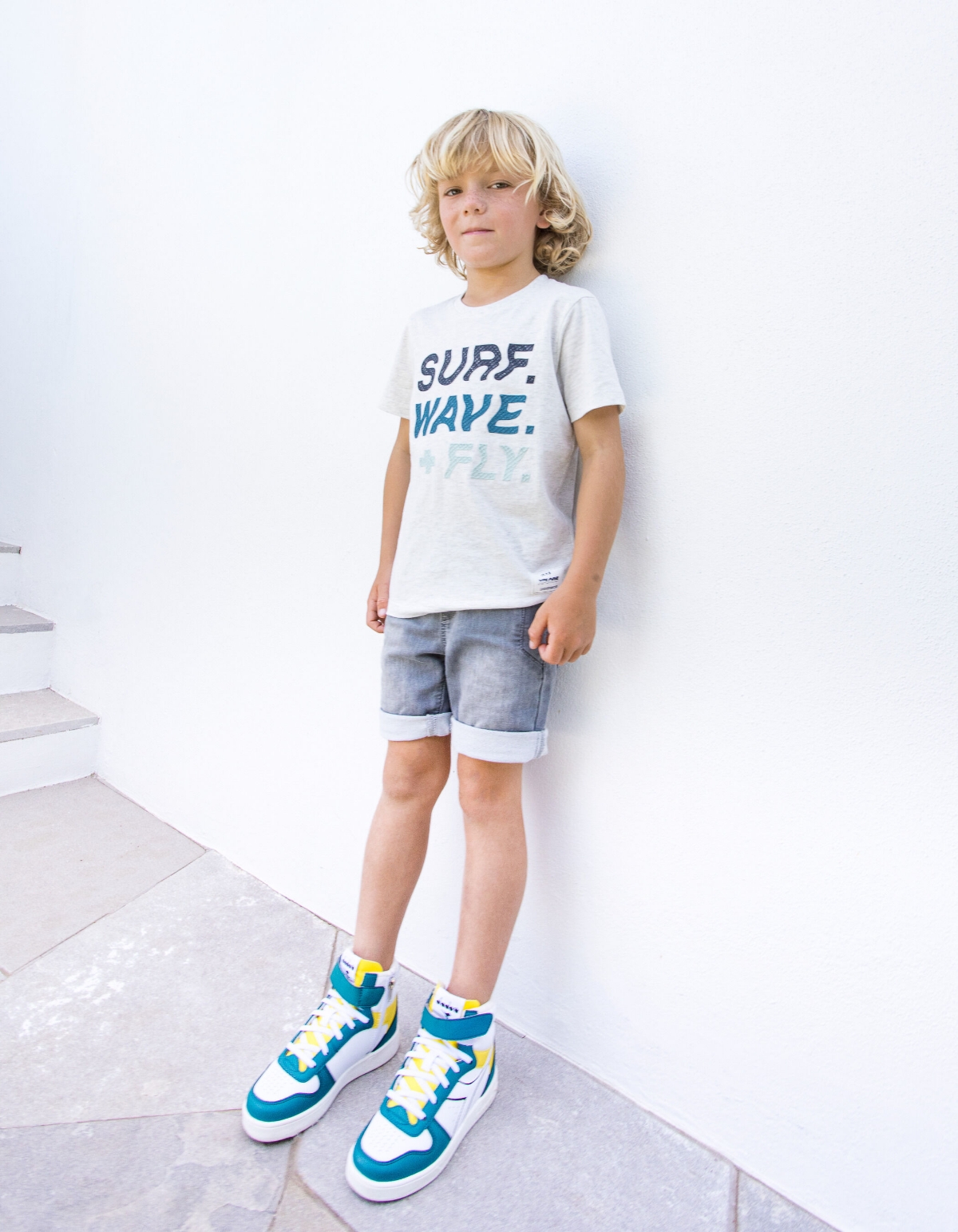 Boys’ beige organic cotton T-shirt with rubber slogan