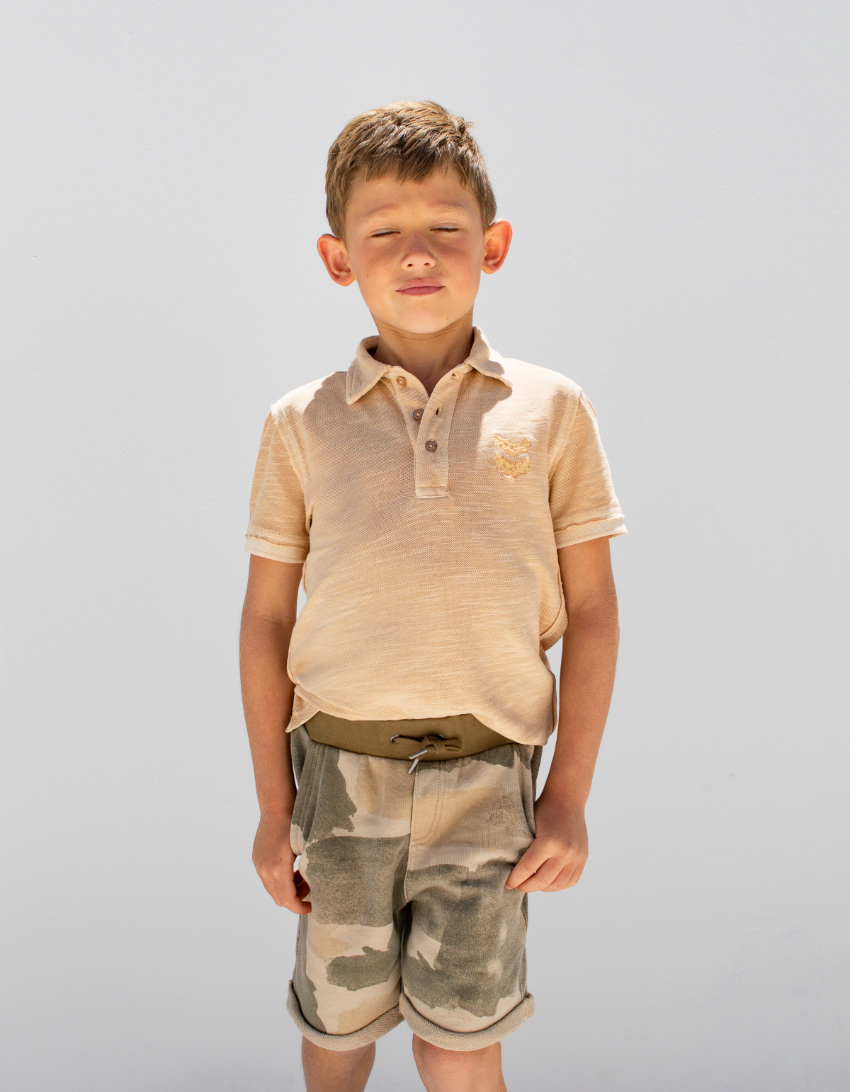 Bermudas beige felpa algodón ecológico camuflaje niño