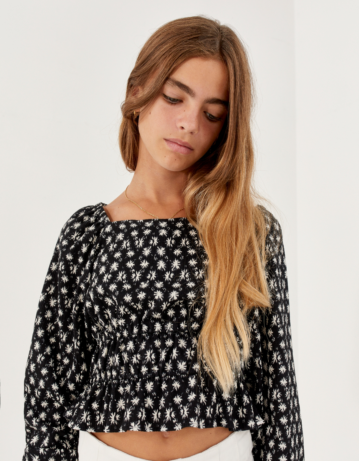 Schwarze Mädchenbluse mit Grafikblumenprint