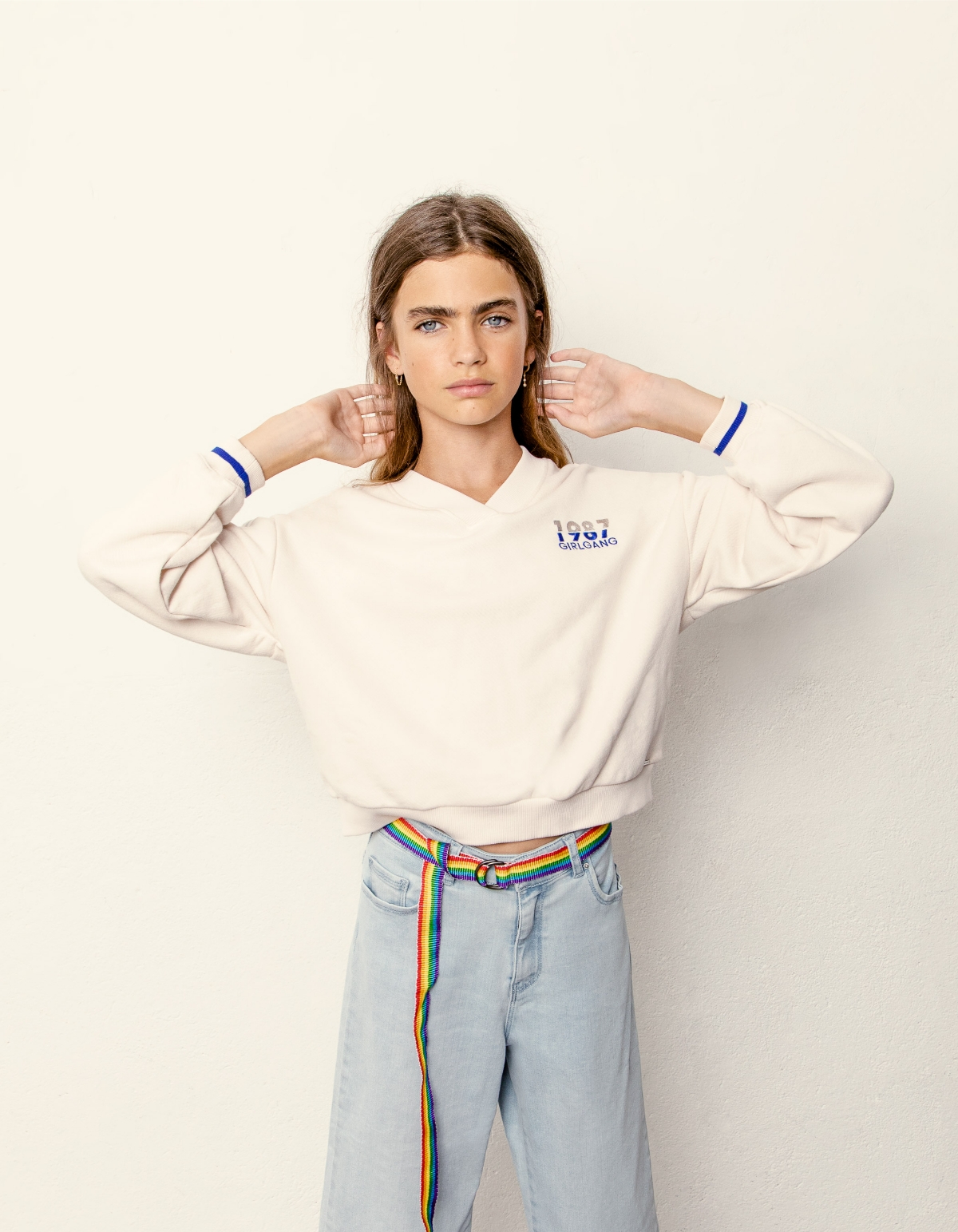 Kittgraues Mädchensweatshirt mit Relief und V-Ausschnitt