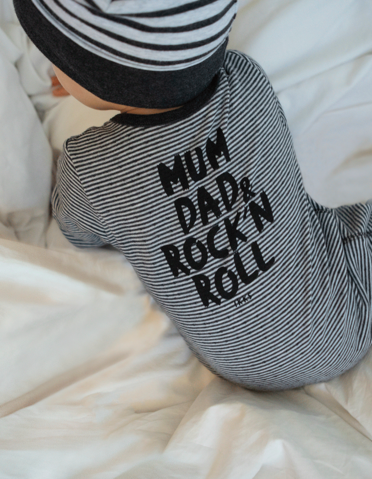 Grauer Babyoverall aus Biobaumwolle mit Print hinten