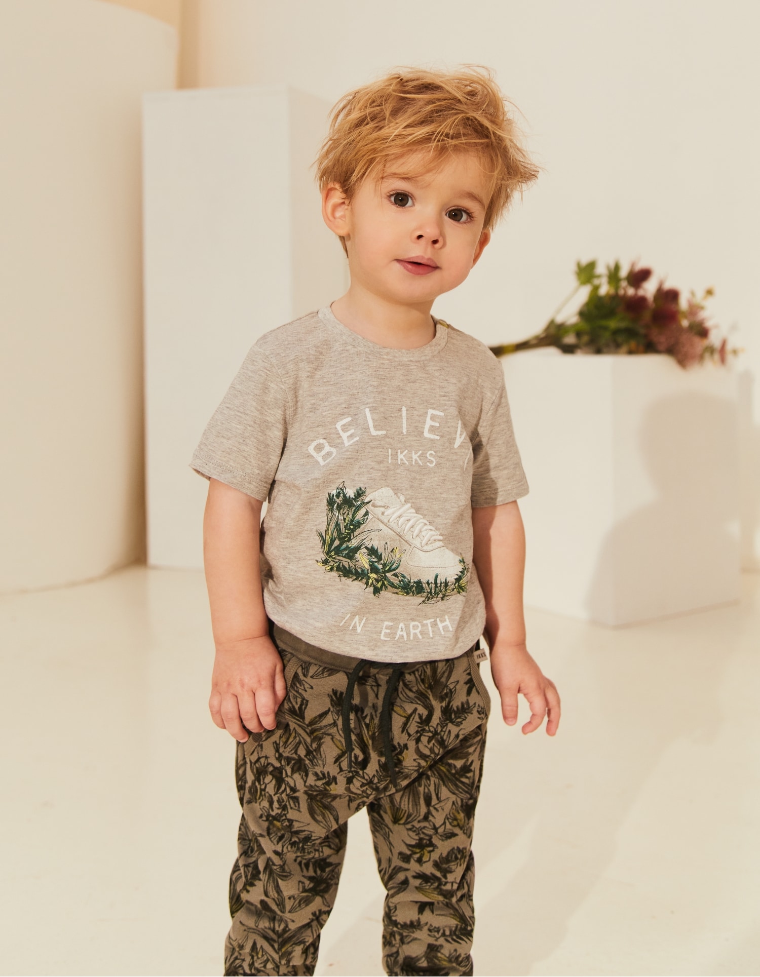 Khaki Jogginghose mit Jungle-Blätterprint für Babyjungen 