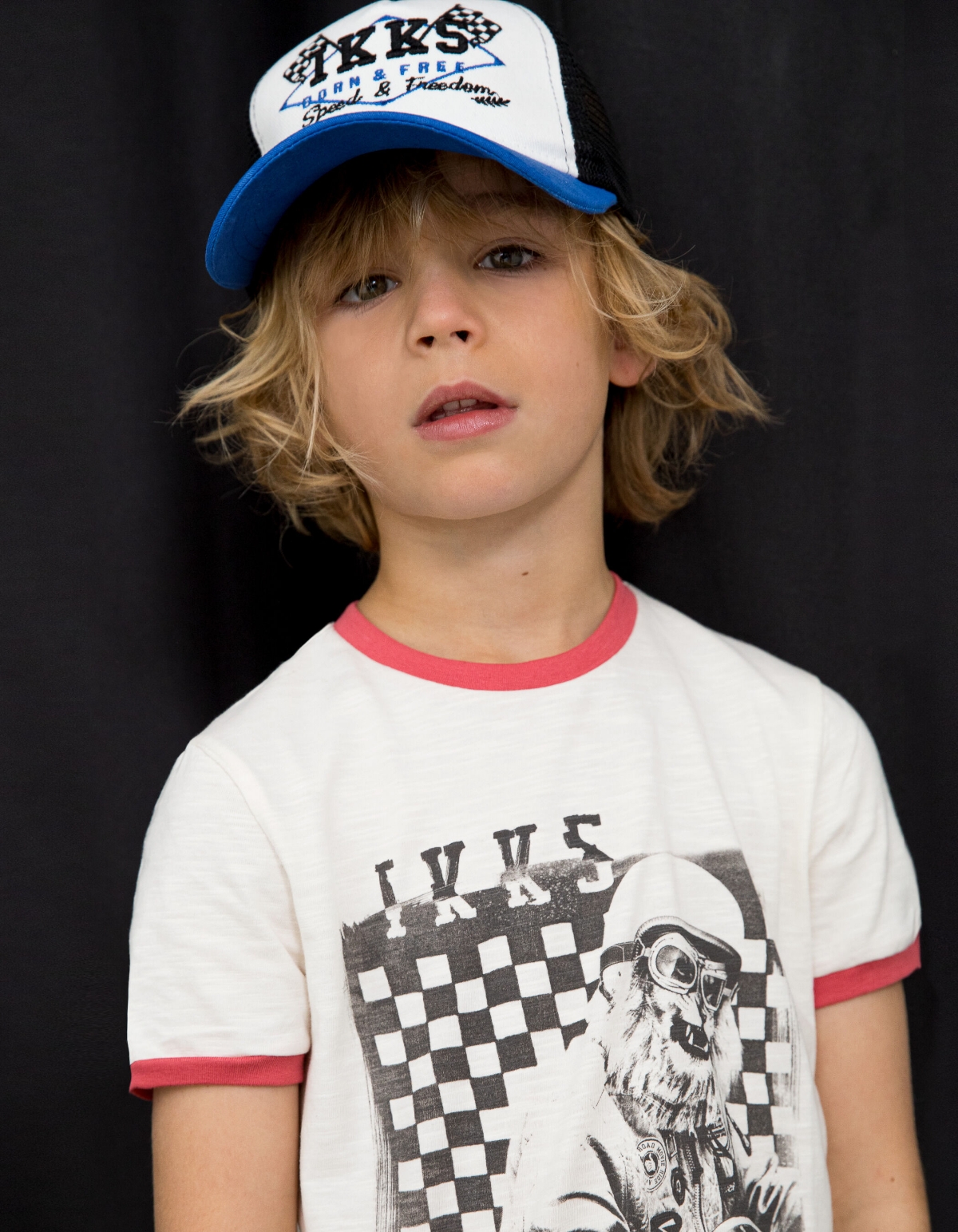 Gorra azul, blanco y negro banderas niño